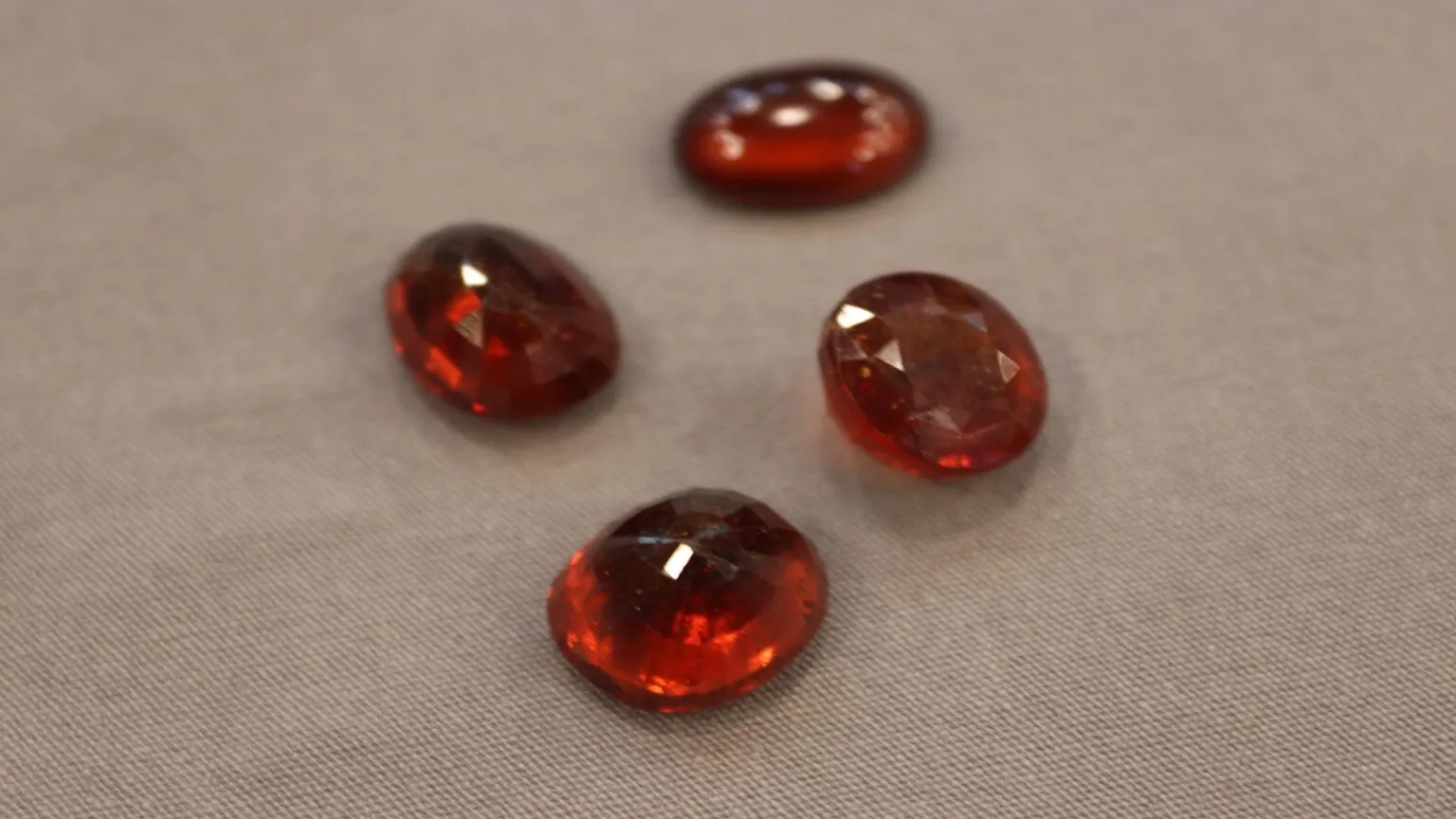 সিলোনী গোমেদ পাথর