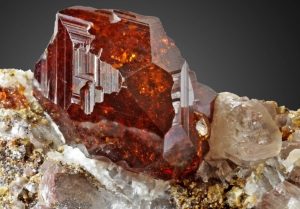 গারনেট পাথর